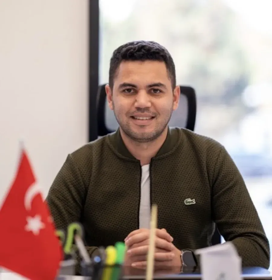 Psikolog Umut Çınar ofisinde, masasında Türk bayrağıyla